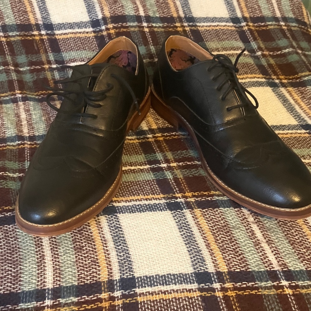 Steve Madden Black Leather Derby Shoes with Tan Contrast Sole